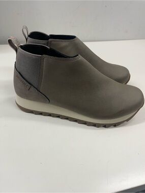 New Merrell Women's Alpine Chelsea Boots in Grey Vegan Leather Size 11